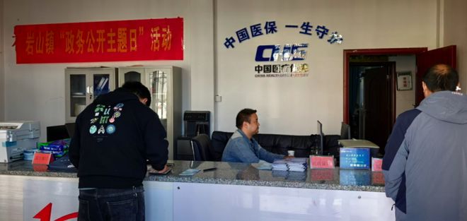 政策下基層 服務(wù)零距離 ——洞口縣巖山鎮(zhèn)政務(wù)公開日搭起便民“連心橋”